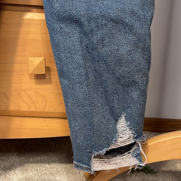 American Eagle size 8 regular stretch distressed mom jeans - Picture 9 of 13